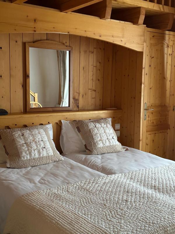 Double Room with Balcony image 3