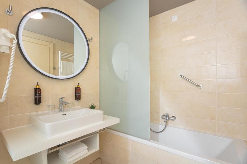 Comfort Double Room with Extra bed image 3