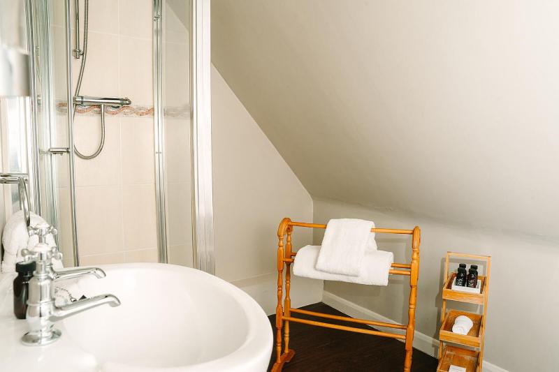 Single Room with Shower image 3