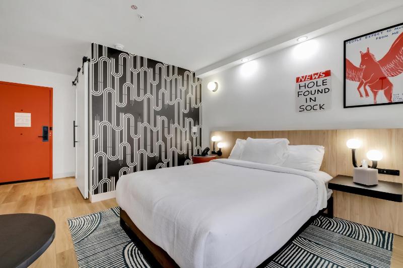 Queen Room - Disability Access image 1
