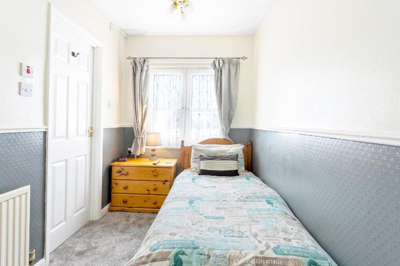 Single Room with Bathroom image 1