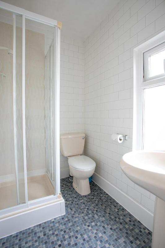 Single Room with Bathroom image 3