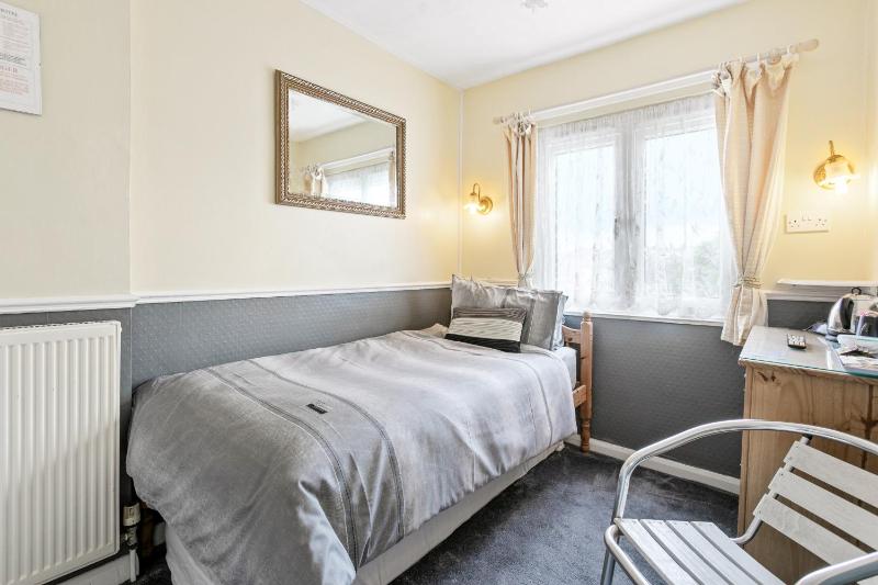 Single Room with Bathroom image 4