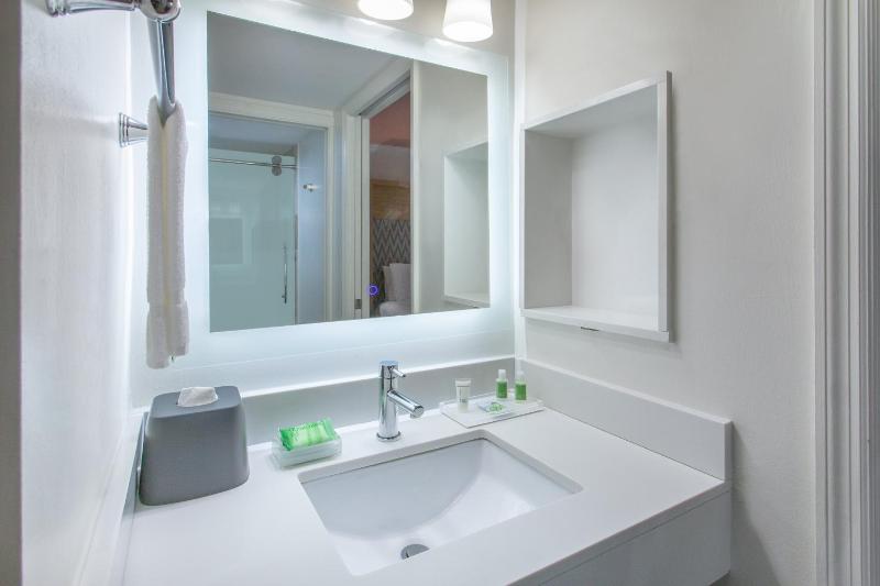 Standard Double Room with Two Double Beds image 4