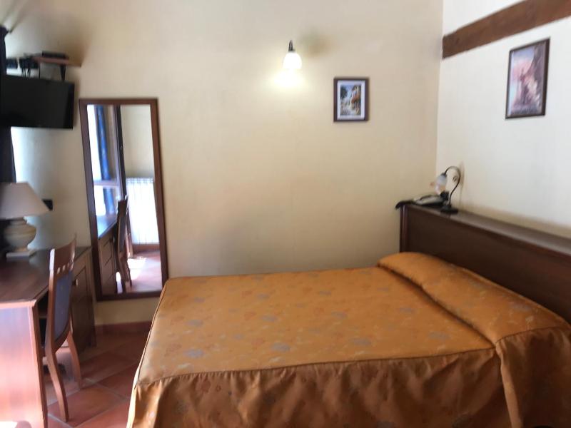 Double or Twin Room image 4