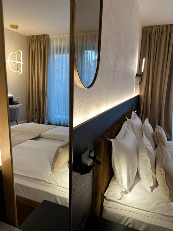 Deluxe Double Room with Balcony image 4