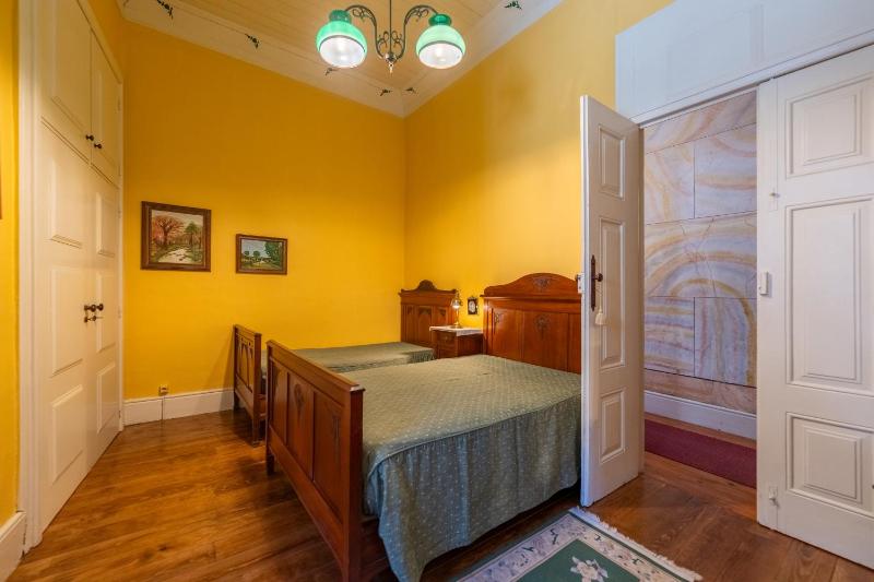 Large Twin Room image 4