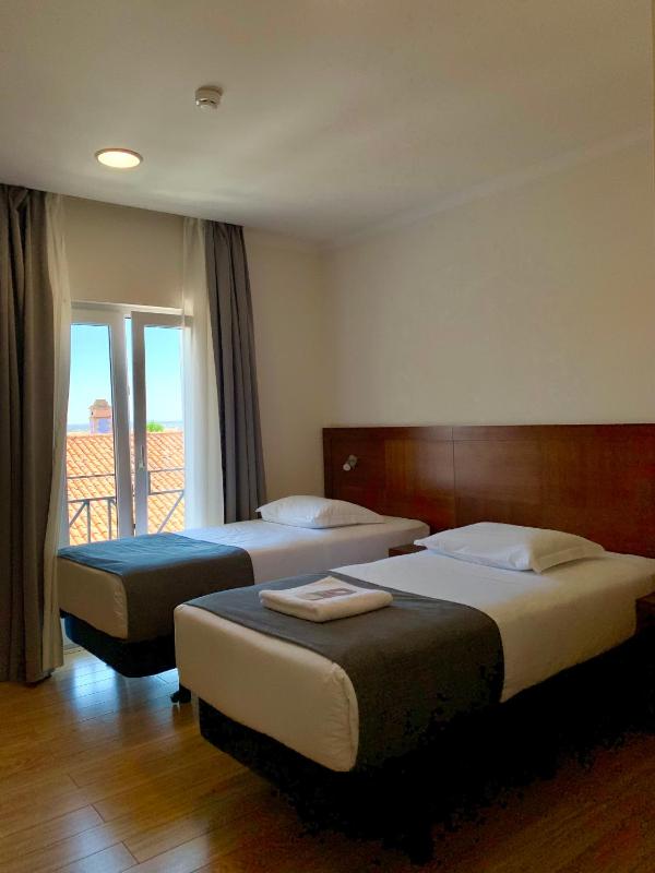 Twin Room image 4