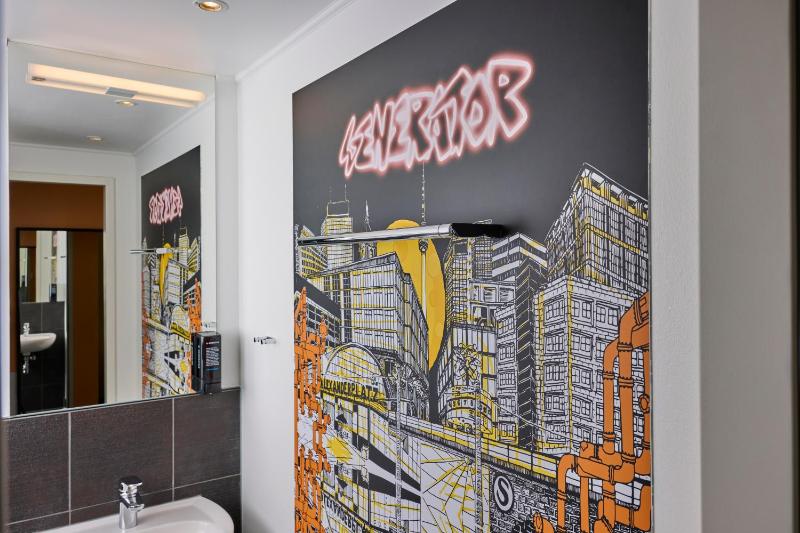 Bed in 6-Bed Dormitory Room image 4