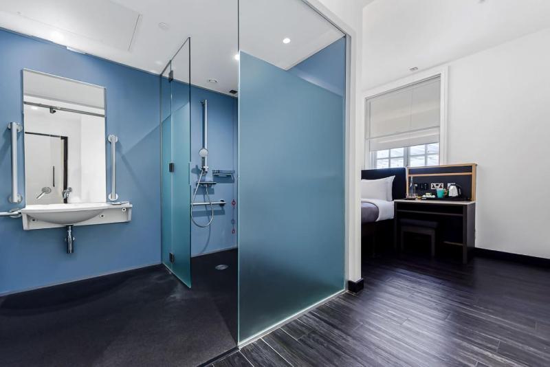 Queen Room - Disability Access image 3