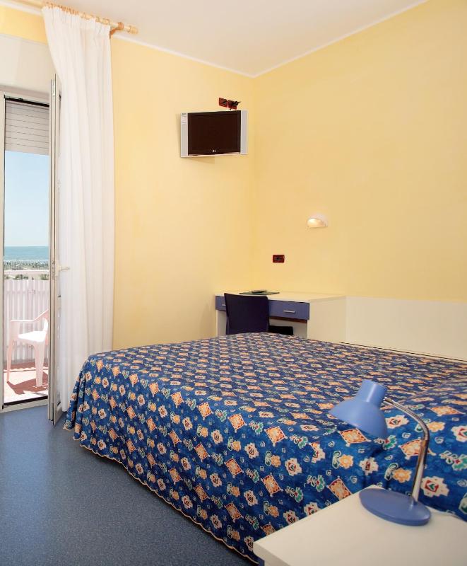 Superior Triple Room with Balcony image 3