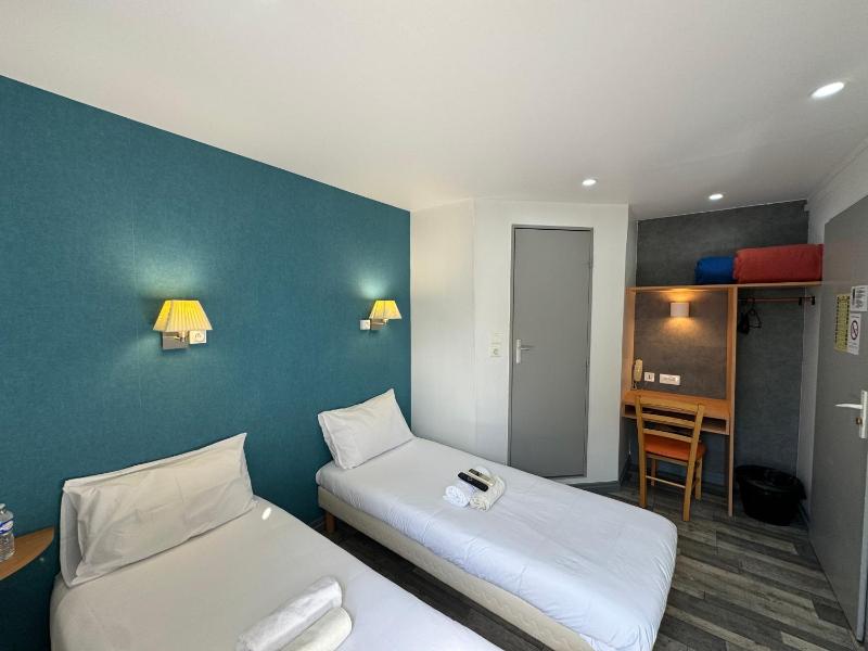Twin Room image 3