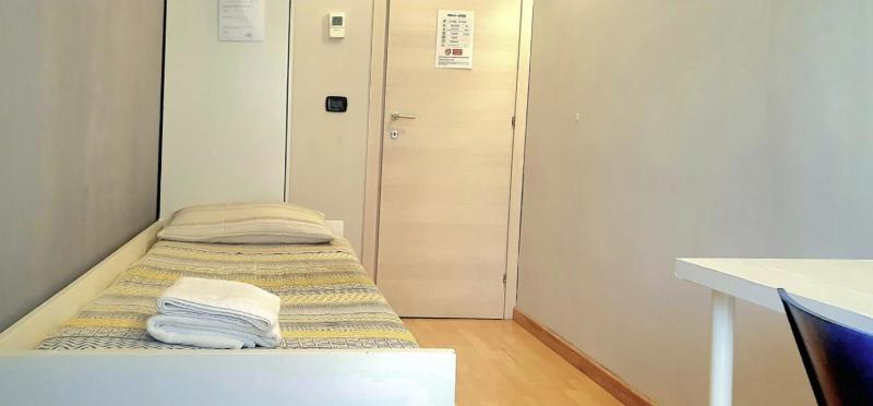 Single Room with Private External Bathroom image 3