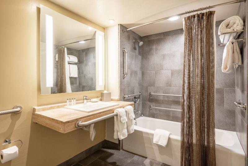 Queen Room with Two Queen Beds - Disability Access image 2