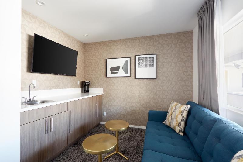Deluxe King Room image 2