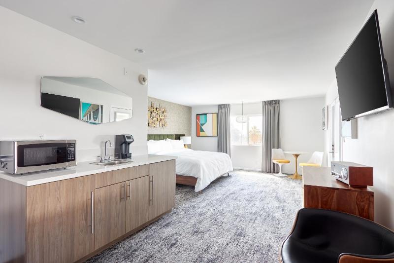 King Room with Balcony image 3