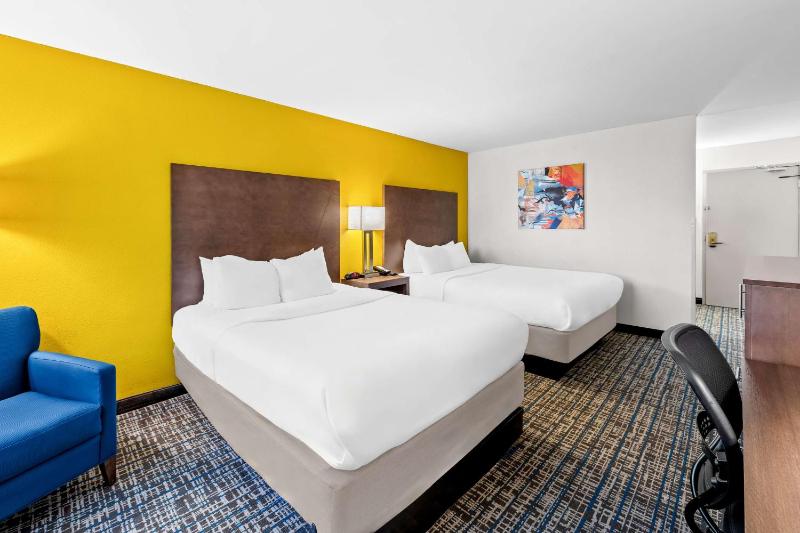 Queen Room with Two Queen Beds image 3