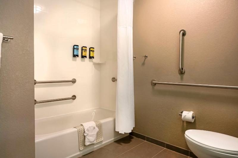 Queen Room with Two Queen Beds and Bath Tub - Disability Access image 2