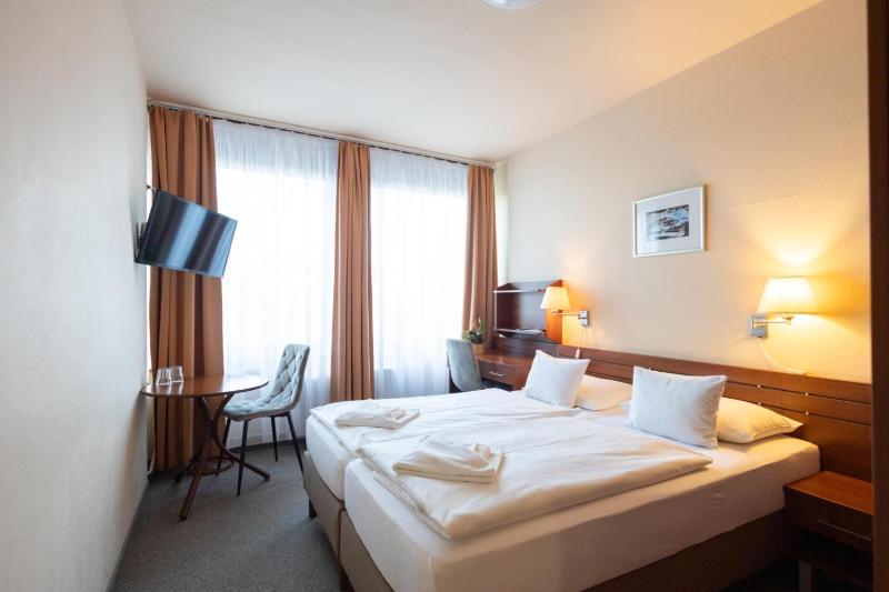 Standard Twin Room image 1