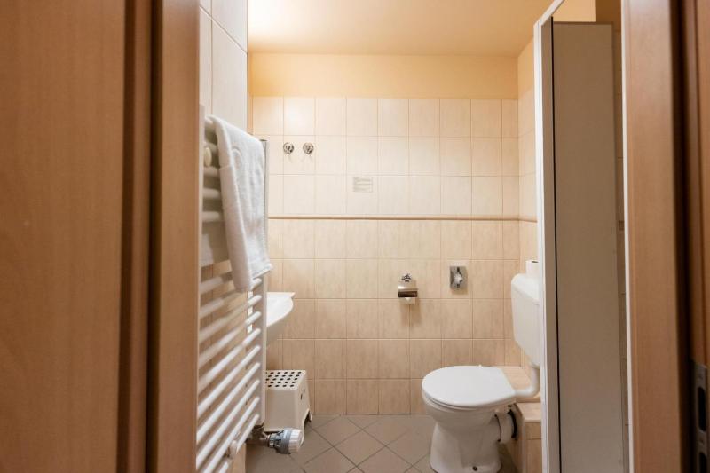 Standard Twin Room image 4