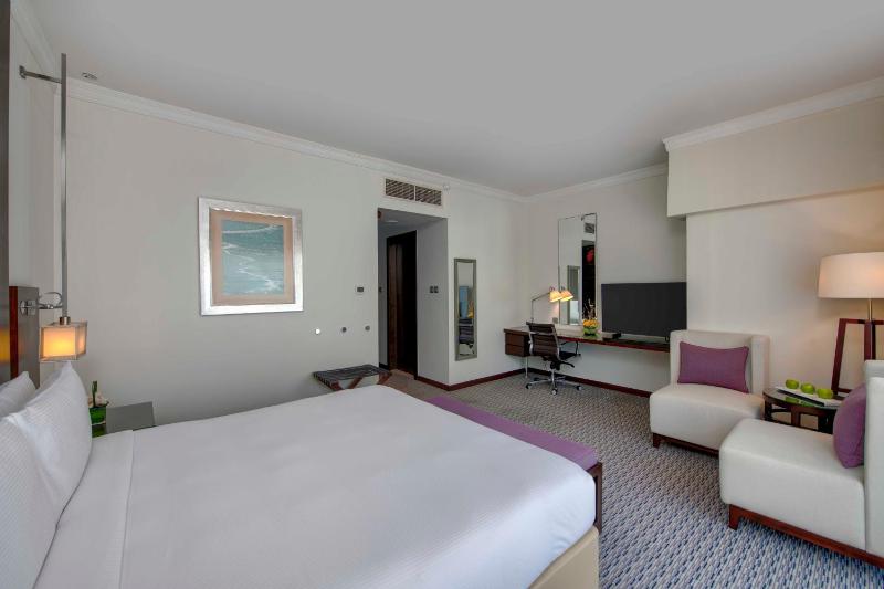 Guest Room – King Bed image 4