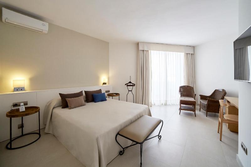 Premium Double Room with Terrace and Sea View image 3
