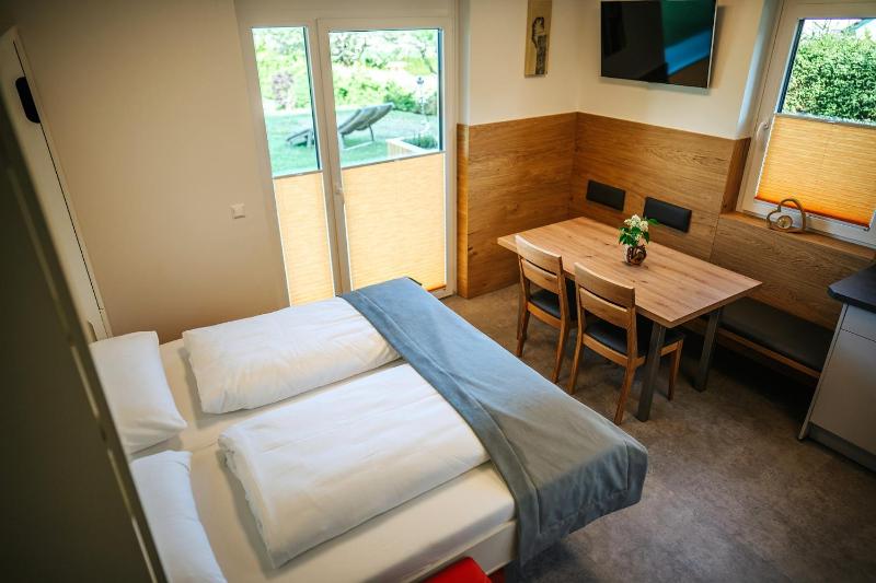 One-Bedroom Apartment with Garden image 4