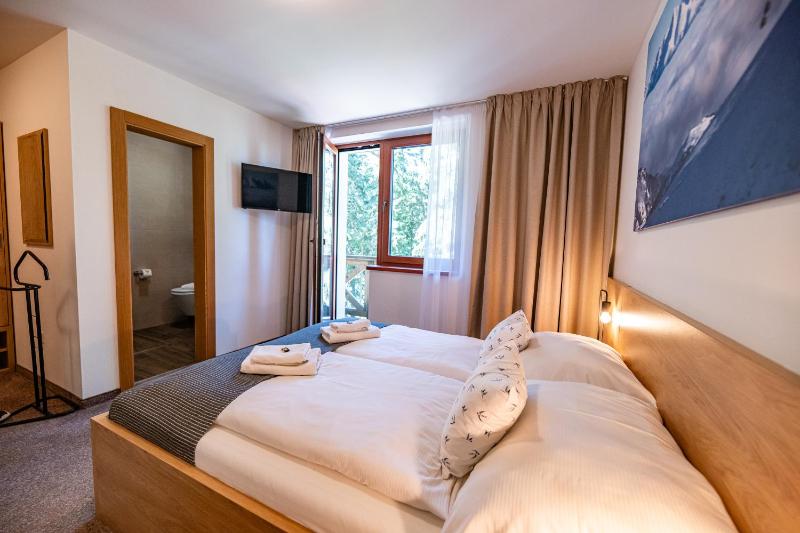 Superior Double Room with Balcony image 2