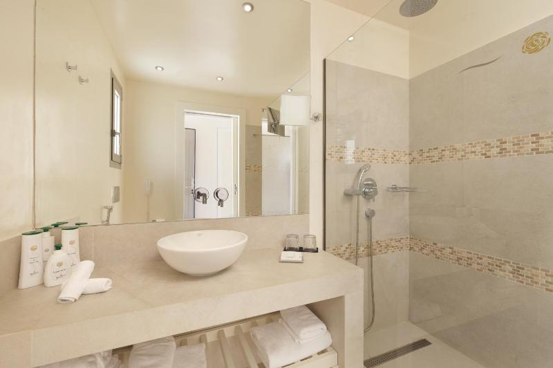 Deluxe Room with Garden View image 3