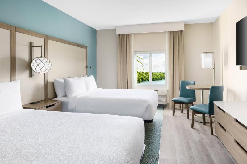 Queen Room with Two Queen Beds with Pool View image 4