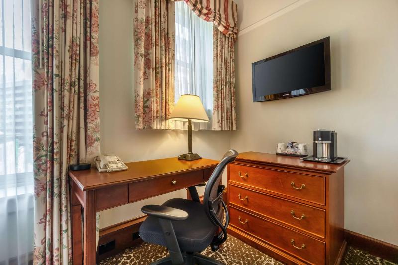 Small Queen Room image 3
