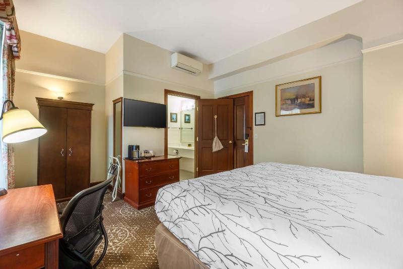 King Room with Balcony and City View image 3