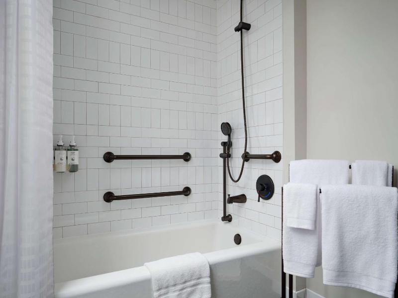 Junior King Suite with Bath Tub - Mobility Accessible image 2
