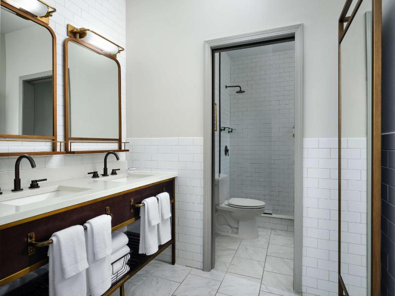 King Corner Room image 3