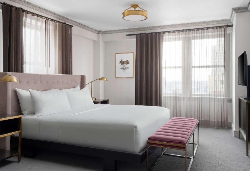 Junior King Suite with Bath Tub - Mobility Accessible image 3