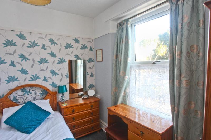 Single Room with Shower image 4
