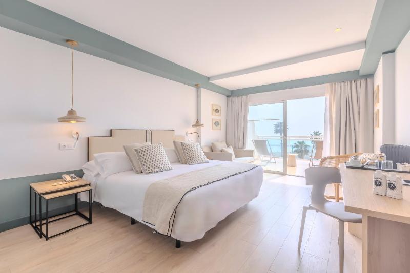Triple Room with Sea View image 1