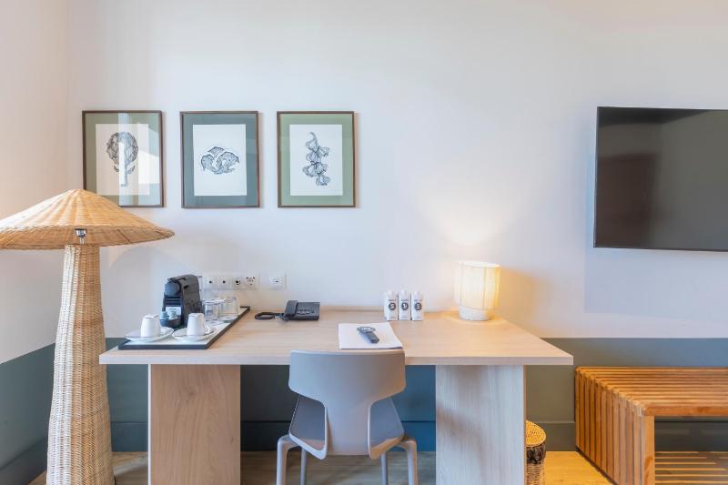 Quadruple room with Sea View image 2