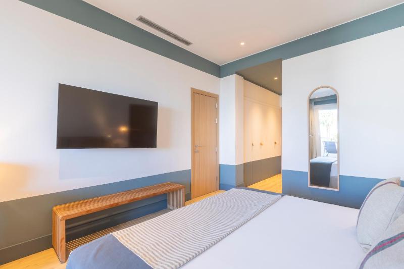 Quadruple room with Sea View image 3