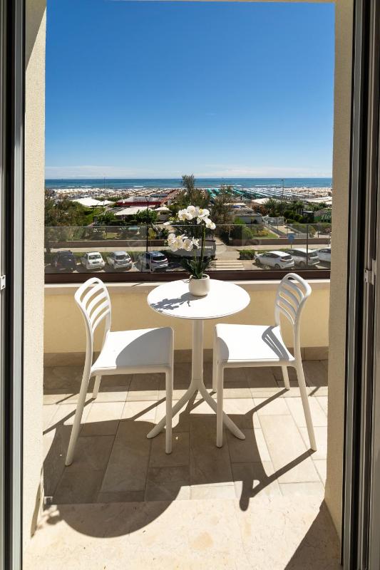 Double Room with Balcony and Sea View image 1