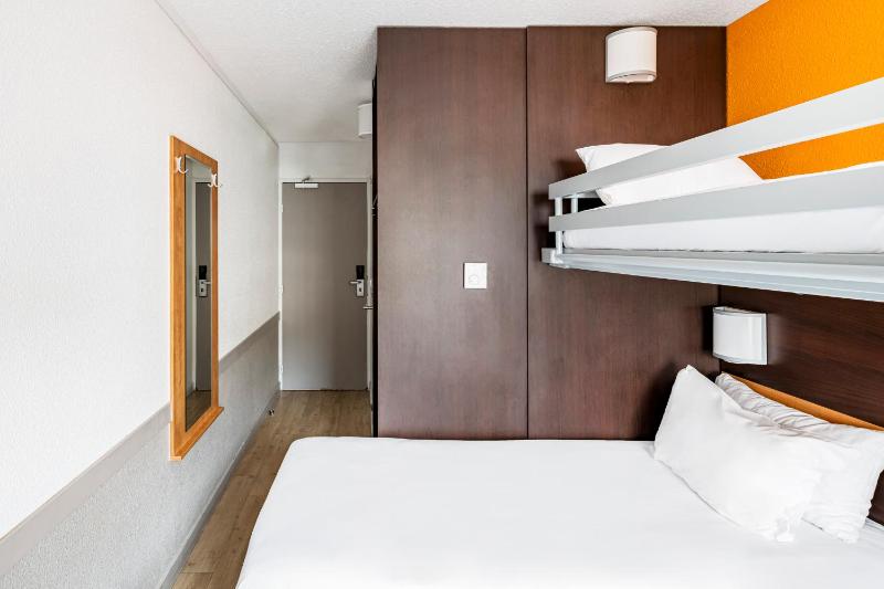 Standard Triple Room image 3