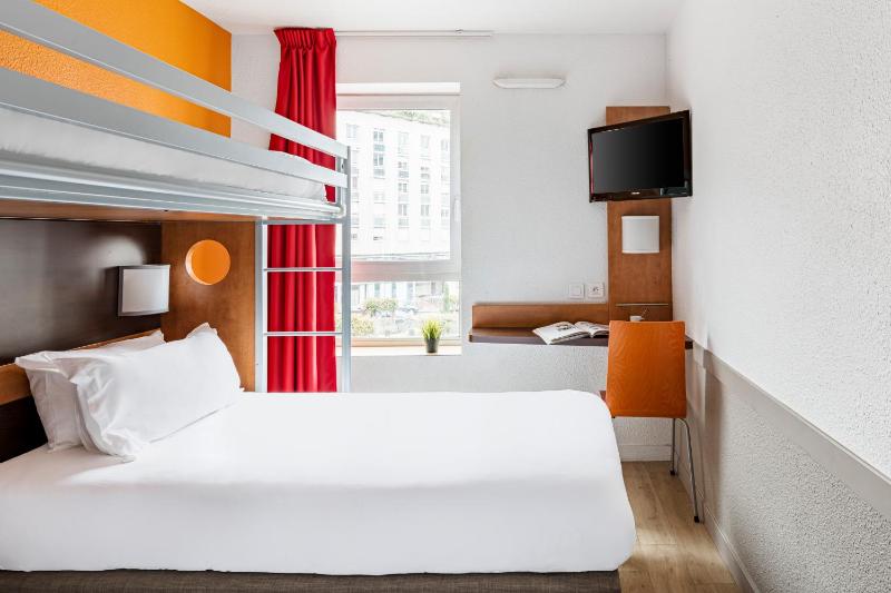 Standard Triple Room image 4