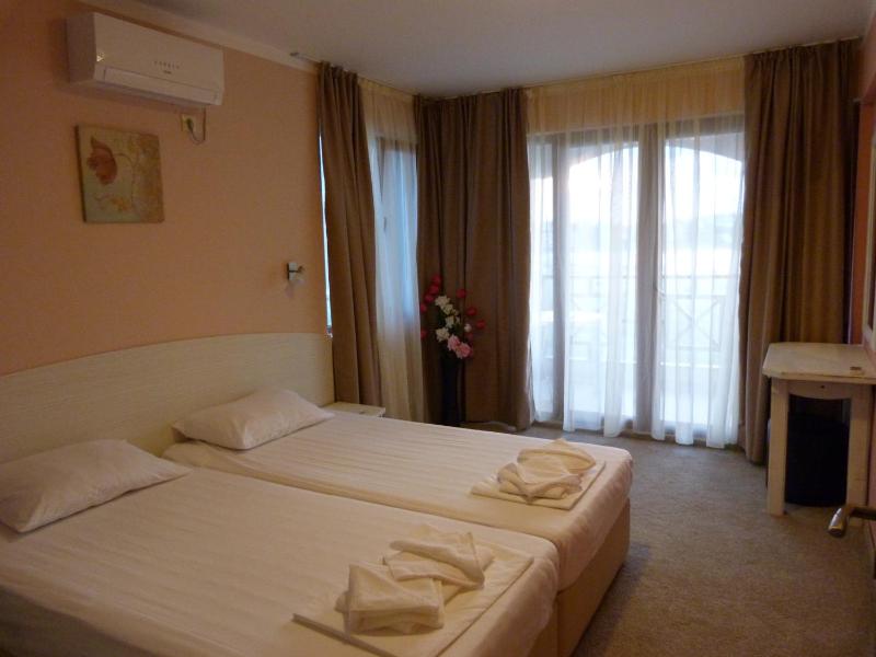 Double Room with Balcony and Sea View image 3