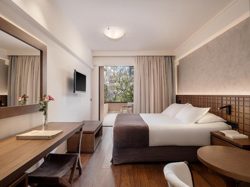 Superior Room with Balcony image 3
