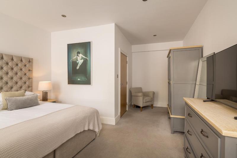 Luxury Classic Room - Street Facing View image 1
