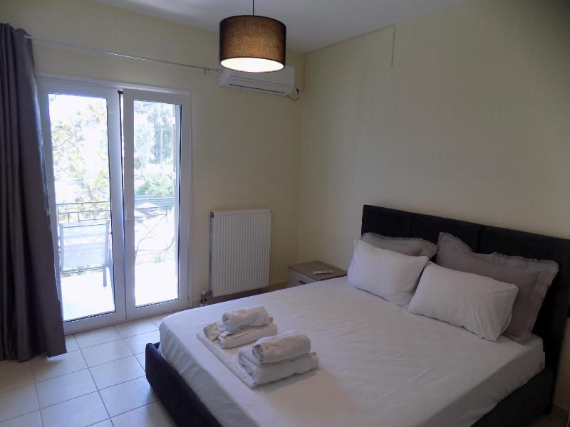 Skiathos LefKoMa 2 Bd Balcony apt Images
