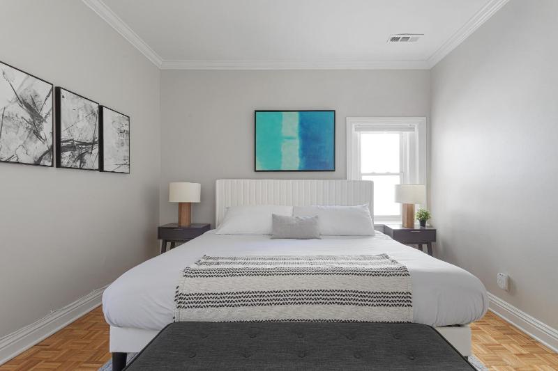 Brilliant Downtown Chicago 3-Bedroom Condominium - image 3