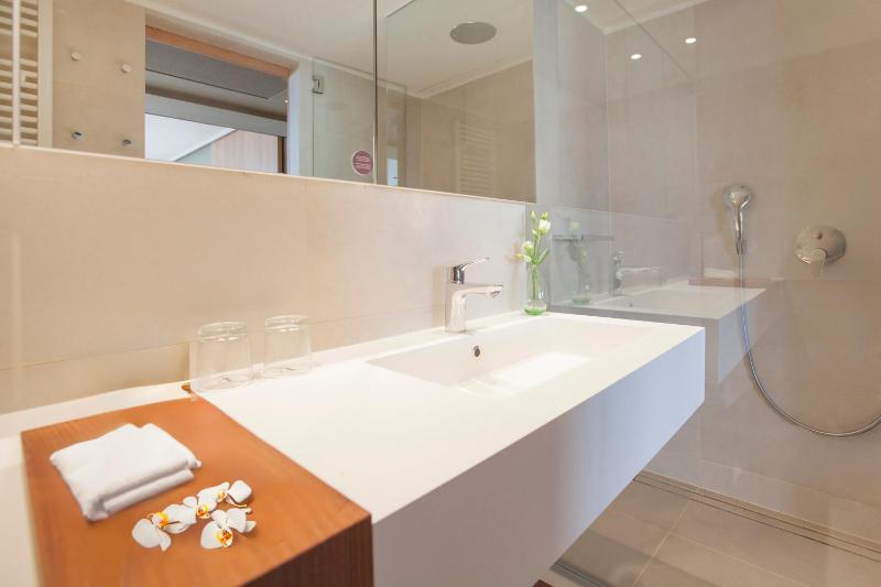 Junior Suite with Sea View and Balcony image 1