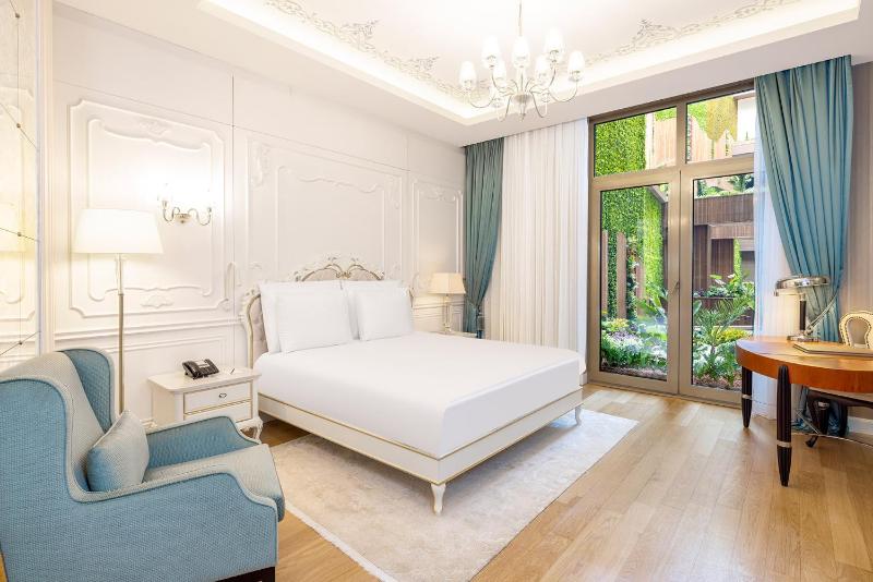 Deluxe Double or Twin Room image 1