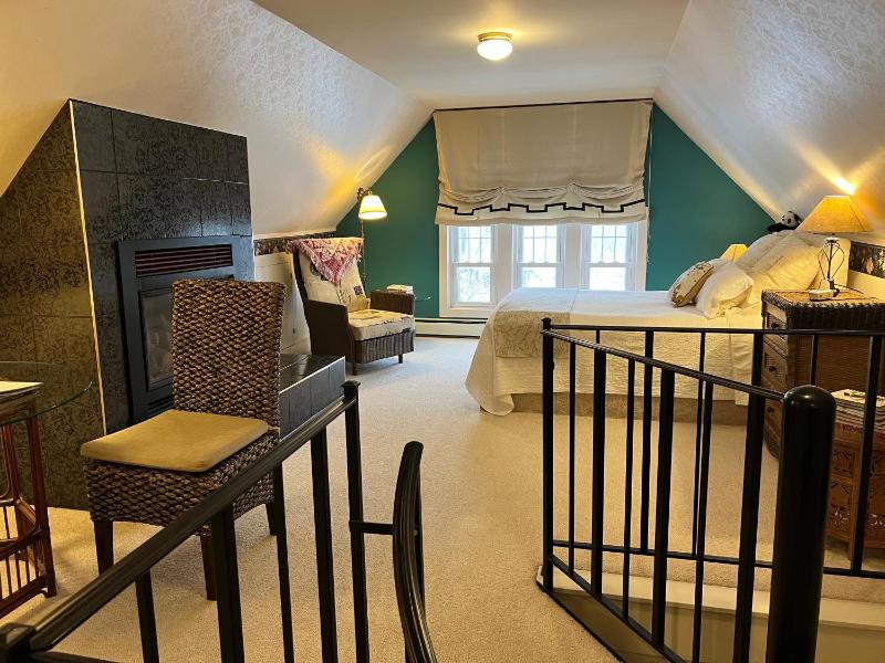 Deluxe Double Room with Extra Bed image 3
